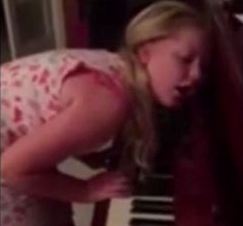 Девочка-лунатик играет на пианино во сне