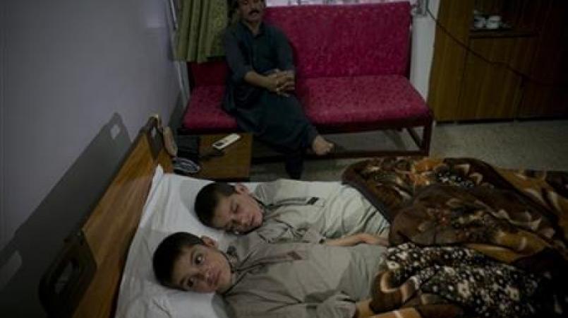Читать В Пакистане с наступлением ночи два брата впадают в странный паралич