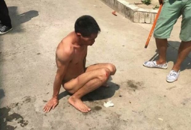 В Китае возмущенные люди напали на насильника собак, раздели и избили его
