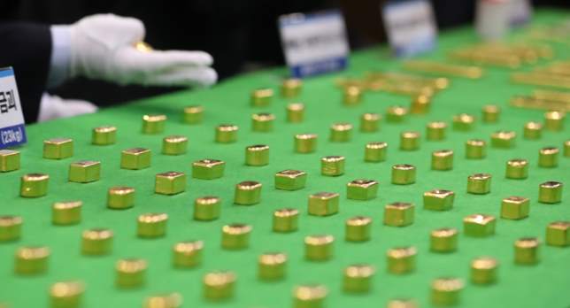 Южнокорейские контрабандисты за 2 года провезли в анусах 2,5 тонны золота