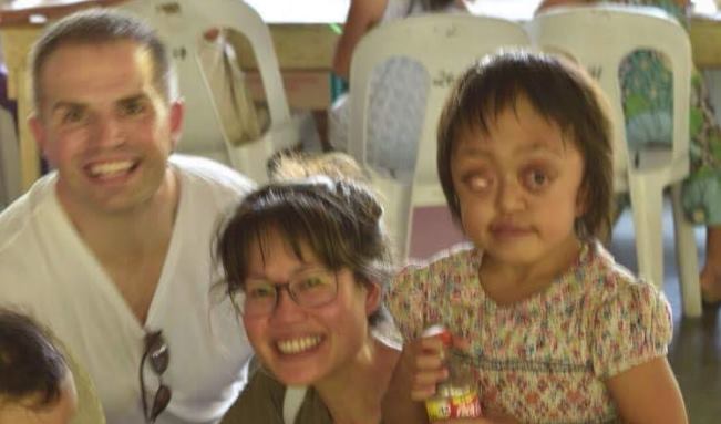 На Филиппинах девочка с редкой болезнью глаз попала к бандитам и те избивали ее, чтобы она просила милостыню